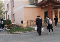 国际部：奉献爱心   服务义卖