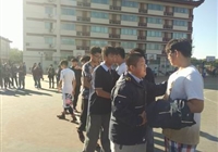 驰骋球场竞技，挥洒青春汗水