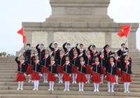 以红领巾的名义，为人民英雄站岗